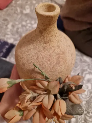 Jarrón de barro con flores de tela
