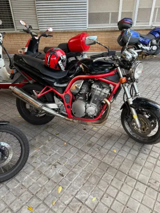 Suzuki Bandit 600 Roja y Negra