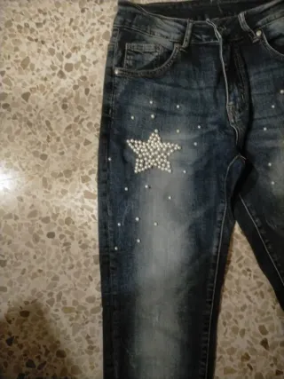 Pantalones vaqueros con estrellas plateadas