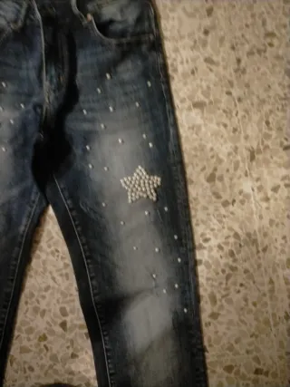 Pantalones vaqueros con estrellas plateadas