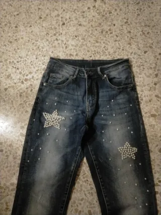 Pantalones vaqueros con estrellas plateadas