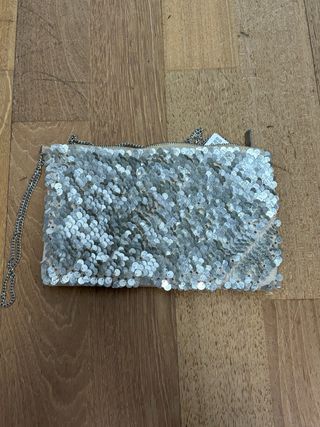 Bolso de lentejuelas plateadas con cadena