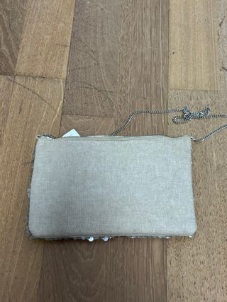 Bolso de lentejuelas plateadas con cadena