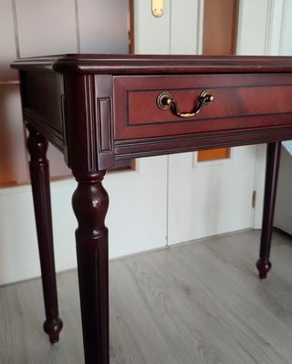 Escritorio de madera con tapa de cuero