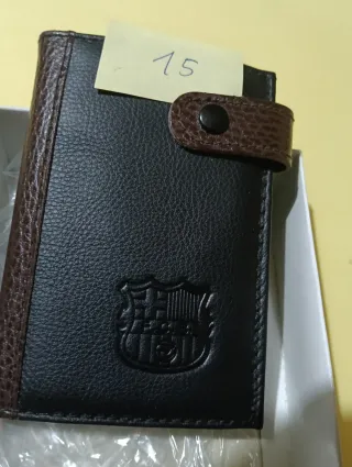 Cartera de piel negra y marrón