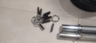 Mancuernas con discos y cierres.