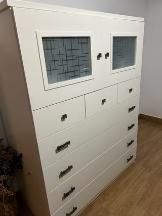 Cómoda alta blanca con puertas de cristal