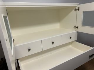 Cómoda alta blanca con puertas de cristal