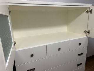 Cómoda alta blanca con puertas de cristal