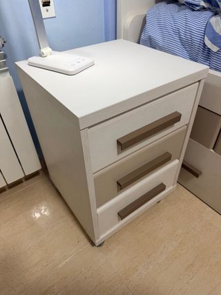 Mesita de noche juvenil beige/blanca tres cajones