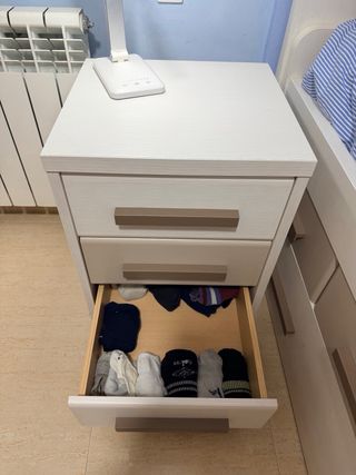 Mesita de noche juvenil beige/blanca tres cajones