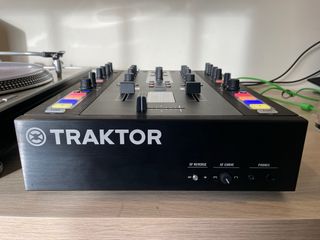 Controlador DJ Traktor Kontrol Z2