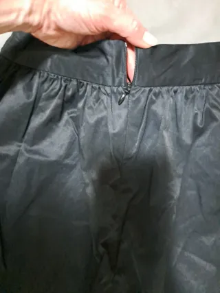 Falda satén negra T 34