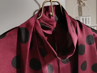 Blusa Raso Lunares Roja y Negra