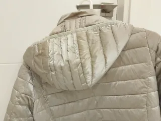 Cazadora acolchada beige con capucha