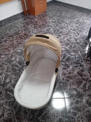 Carro de bebé color beige