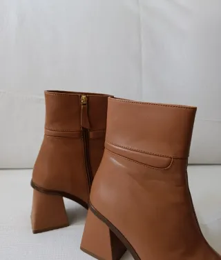 Botín tacón piel N° 37, COMO NUEVOS