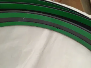 Moldura autoadhesiva para coche