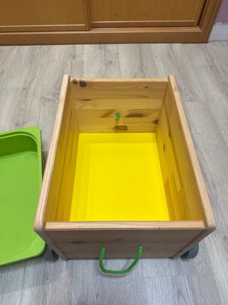 Carro de juguete con contenedor verde