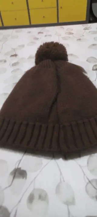 Gorro de lana marrón con estrella