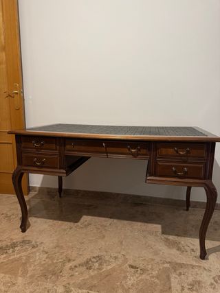 Mesa escritorio cuero + 3 sillas estilo clásico.