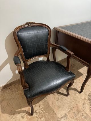 Mesa escritorio cuero + 3 sillas estilo clásico.