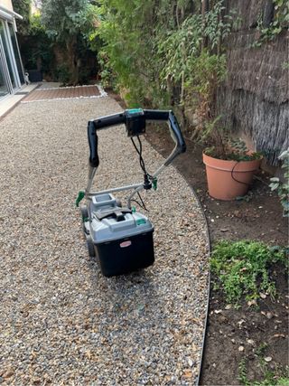 Cortacésped eléctrico gris y verde