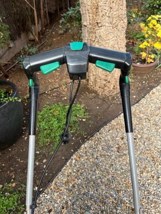 Cortacésped eléctrico gris y verde