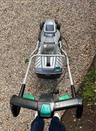 Cortacésped eléctrico gris y verde