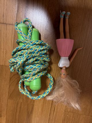 Muñeca con cuerda para saltar