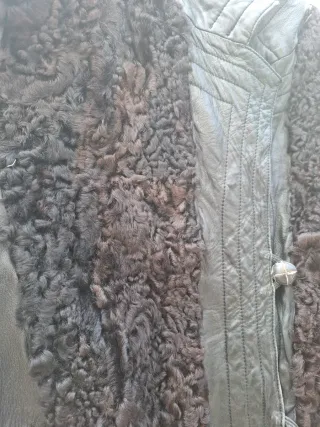 Chaqueta de cuero negra con astracan