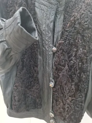 Chaqueta de cuero negra con astracan