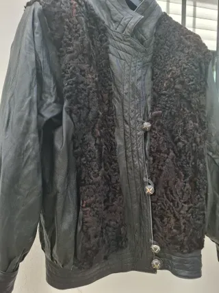 Chaqueta de cuero negra con astracan