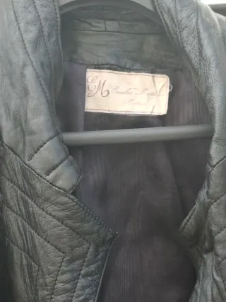 Chaqueta de cuero negra con astracan