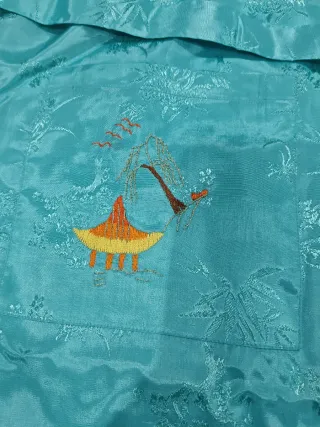 Bata oriental o kimono bordado. Talla M.