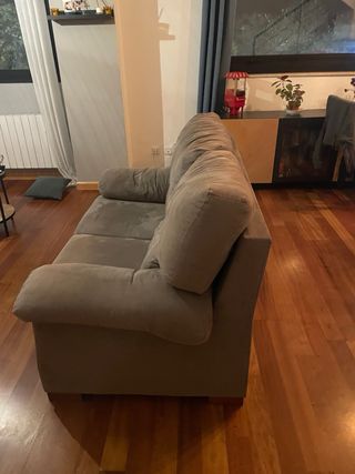 Sofá de dos plazas gris de tela