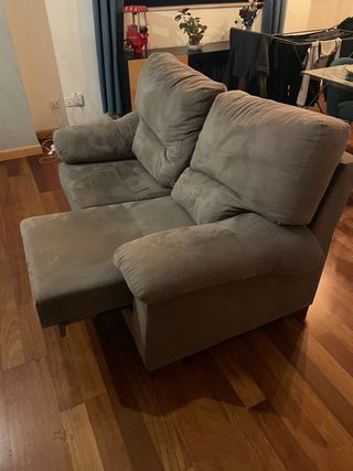 Sofá de dos plazas gris de tela