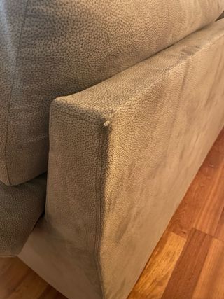 Sofá de dos plazas gris de tela