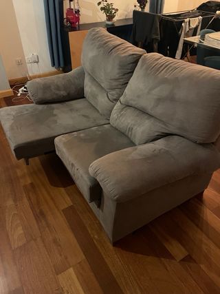 Sofá de dos plazas gris de tela