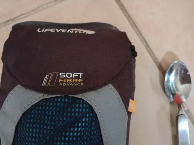 Toalla y cubiertos para camping