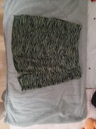 Falda Pull&Bear verde y negra estampado cebra