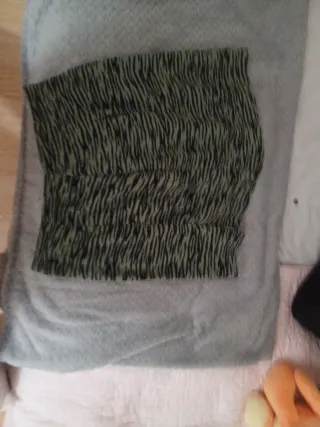 Falda Pull&Bear verde y negra estampado cebra