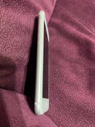 iPhone 8 bianco in vendita con tre custodie protettive