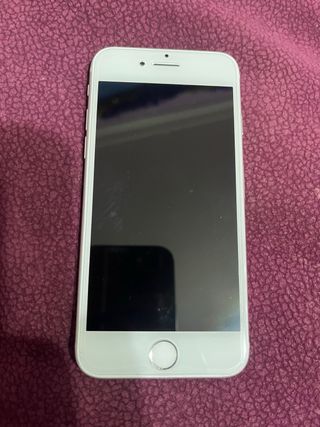 iPhone 8 bianco in vendita con tre custodie protettive