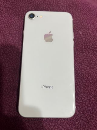 iPhone 8 bianco in vendita con tre custodie protettive