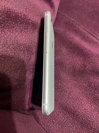 iPhone 8 bianco in vendita con tre custodie protettive