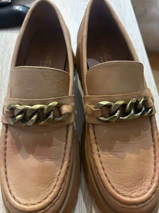 Mocasines de piel Carmela con cadena dorada