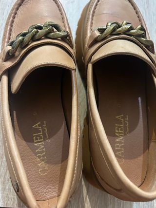 Mocasines de piel Carmela con cadena dorada