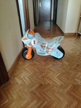 Silla de comer para bebé y moto de juguete