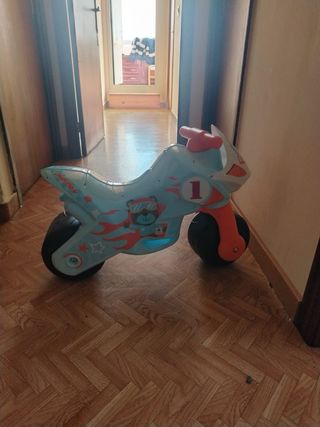 Silla de comer para bebé y moto de juguete